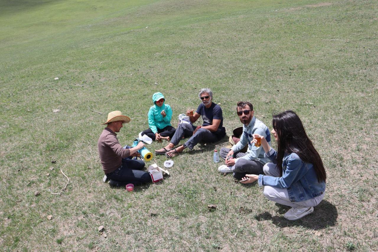 Xinaliq Khinalig Izzet'S Riverside Home Stay Buitenkant foto