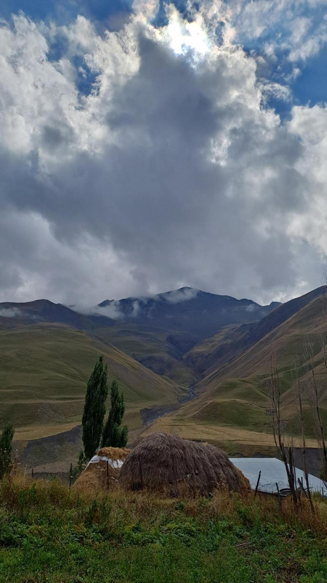 Xinaliq Khinalig Izzet'S Riverside Home Stay Buitenkant foto