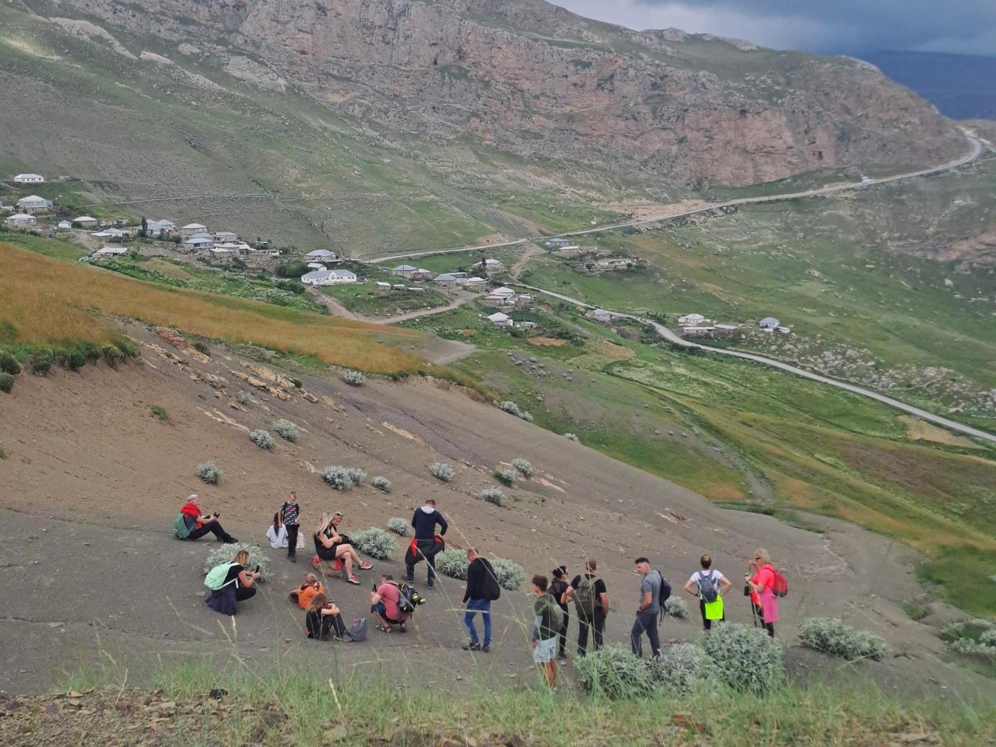 Xinaliq Khinalig Izzet'S Riverside Home Stay Buitenkant foto