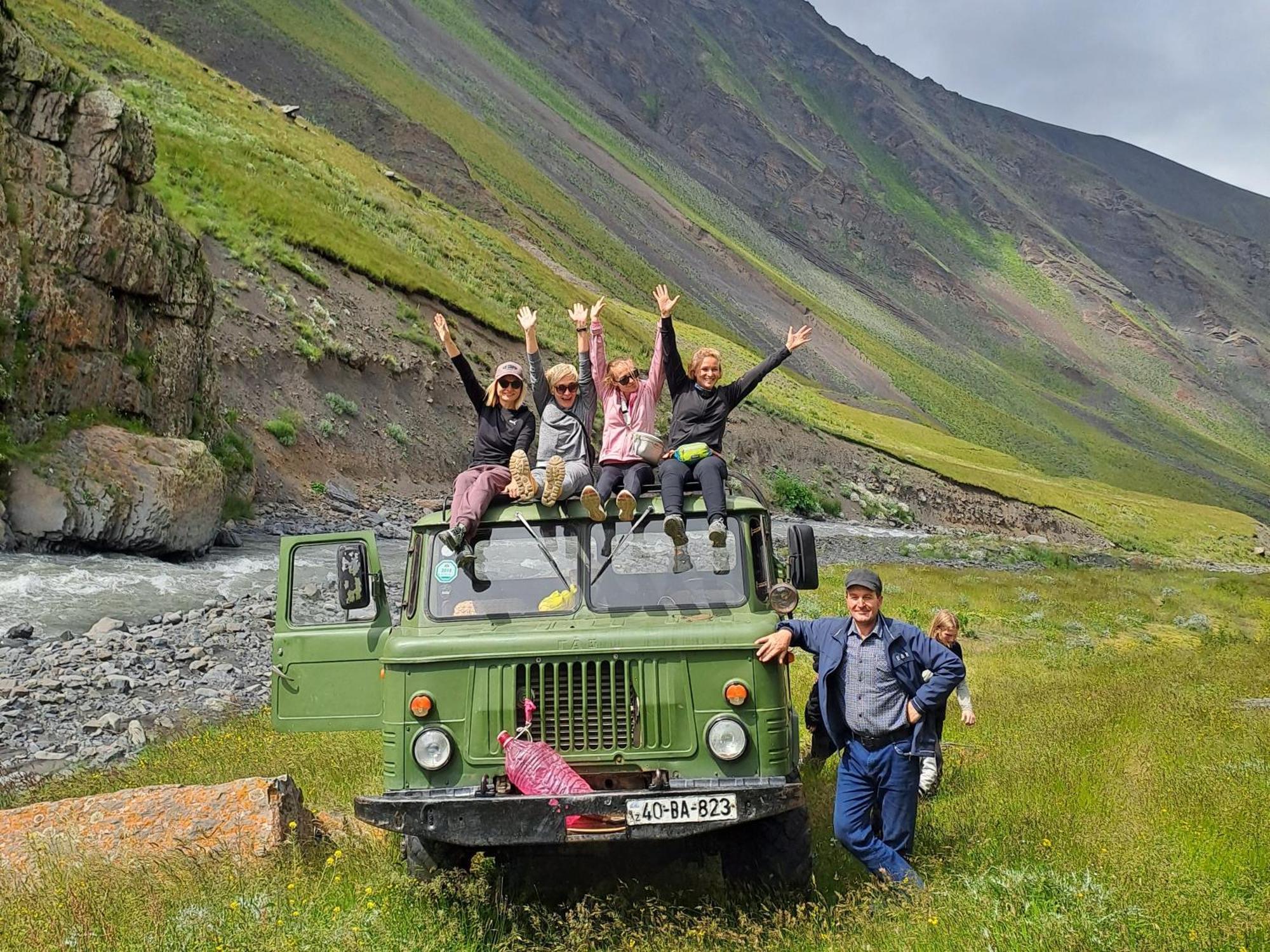 Xinaliq Khinalig Izzet'S Riverside Home Stay Buitenkant foto