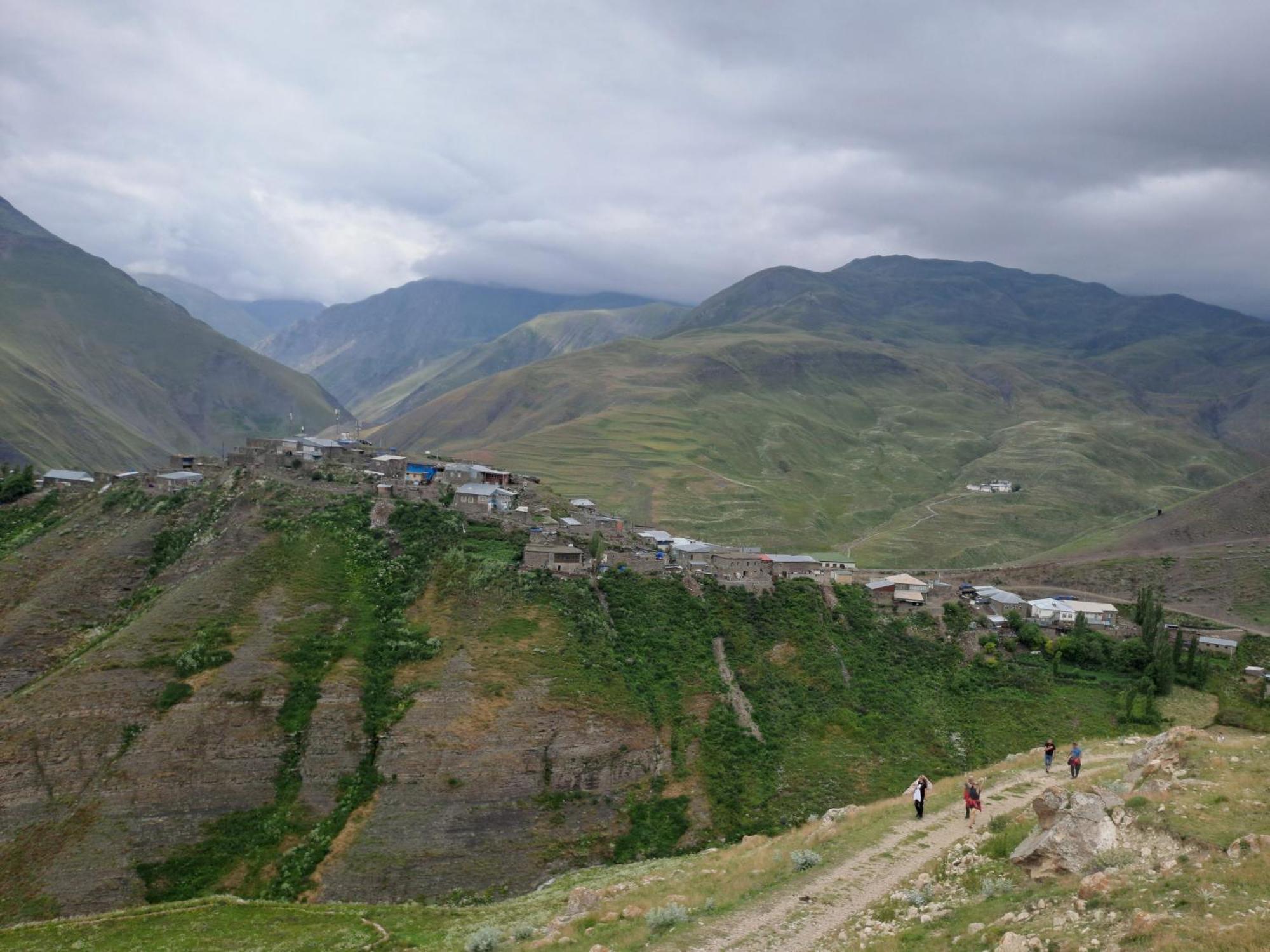 Xinaliq Khinalig Izzet'S Riverside Home Stay Buitenkant foto